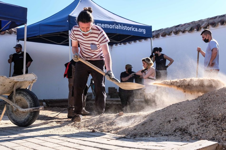 Entregan a sus familias los restos identificados de seis republicanos asesinados por franquistas en Manzanares (Ciudad Real)