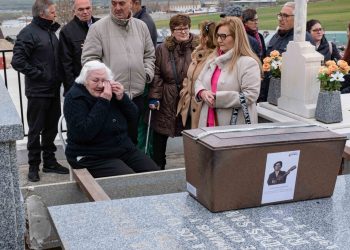 Agustina Recio consigue enterrar los restos de su padre 86 años después de que fuera asesinado por tropas franquistas