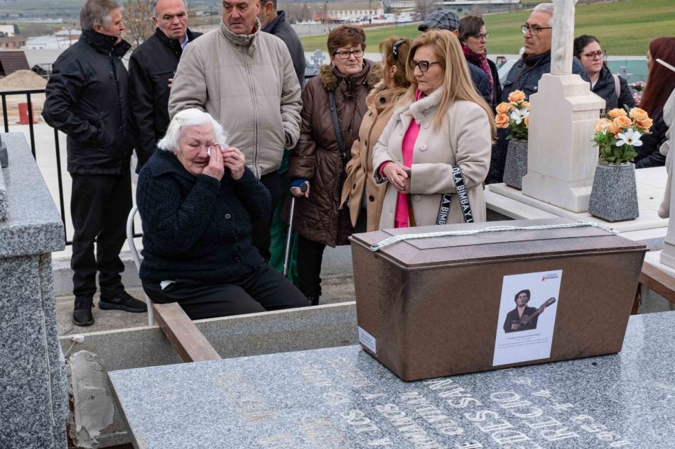 Agustina Recio consigue enterrar los restos de su padre 86 años después de que fuera asesinado por tropas franquistas
