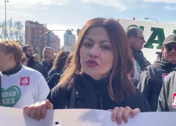 Rego exige a Ayuso desde la manifestación en defensa de la Sanidad que “deje de recortarnos la vida, que deje de recotar los servicios públicos y las condiciones laborales del personal sanitario”