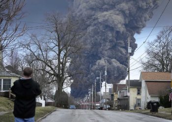 El descarrilamiento y explosión de un tren de mercancías libera gases tóxicos en Ohio (EE.UU.)