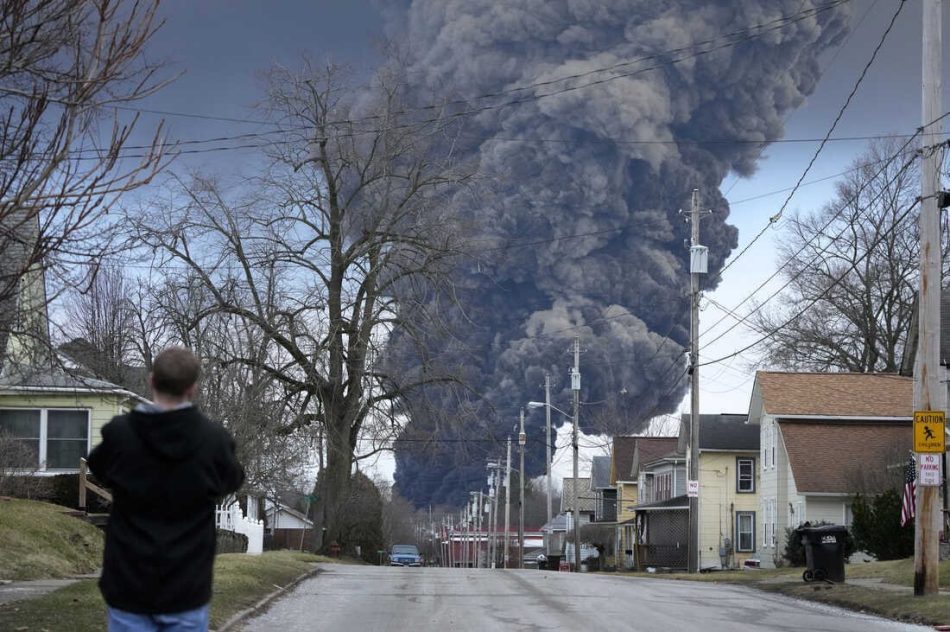 El descarrilamiento y explosin de un tren de mercancas libera gases txicos en Ohio (EE.UU.)