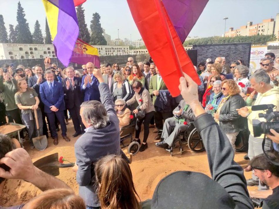 Acto por el cierre de la fosa común de Pico Reja, donde se han localizado los restos de casi 1.800 víctimas del genocidio franquista