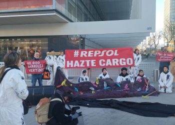 Activistas exigieron justicia y reparación por el derrame de petróleo en Perú ante la sede de Repsol en Madrid