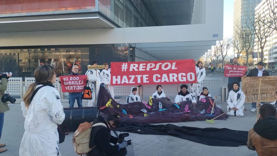 Activistas exigieron justicia y reparación por el derrame de petróleo en Perú ante la sede de Repsol en Madrid
