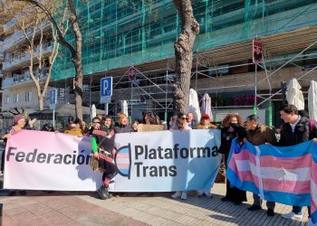 La Plataforma Trans protesta ante el Consulado de Perú ante la oleada de asesinatos a mujeres trans