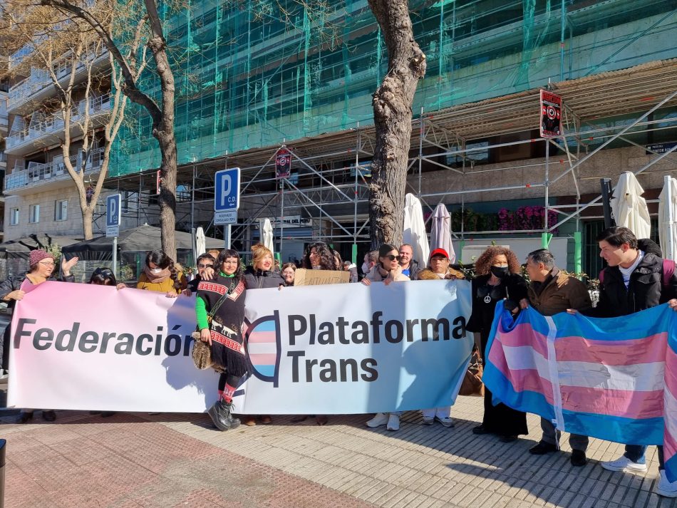 La Plataforma Trans protesta ante el Consulado de Perú ante la oleada de asesinatos a mujeres trans