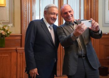 López Obrador recibe a Varoufakis quien agradece defensa de Assange