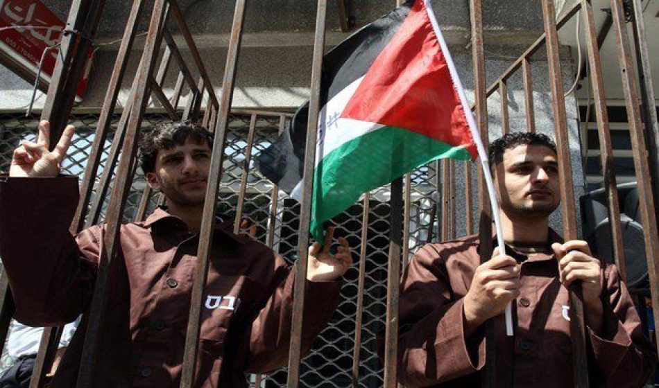 Presos palestinos continúan sus protestas en las cárceles israelíes
