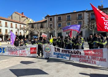 “A igual trabajo, igual salario”. Los trabajadores en huelga de Lidl Alcalá de Henares se concentraron en la Plaza de Cervantes