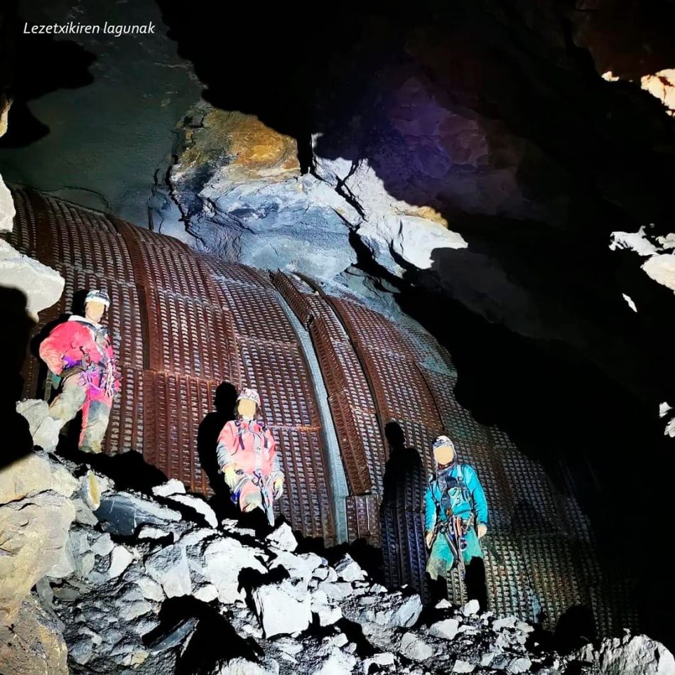 Denuncian el grave destrozo en la cueva de Lezetxiki de las obras del TAV