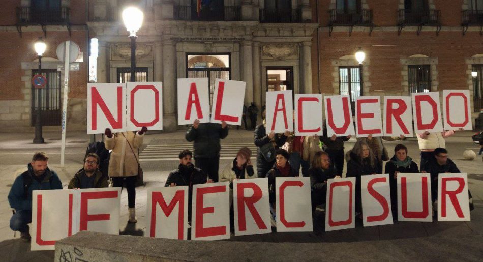 Decenas de activistas exigen la paralización del acuerdo comercial UE-Mercosur 