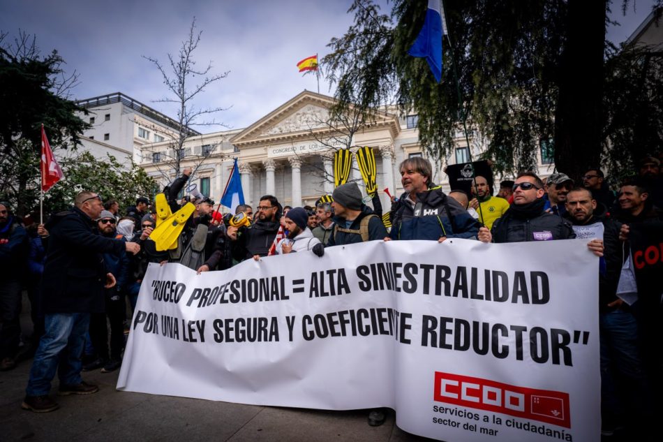 El buceo profesional se concentró hoy frente al Congreso de los Diputados para pedir una mejora en el coeficiente reductor para el adelanto de la edad de jubilación