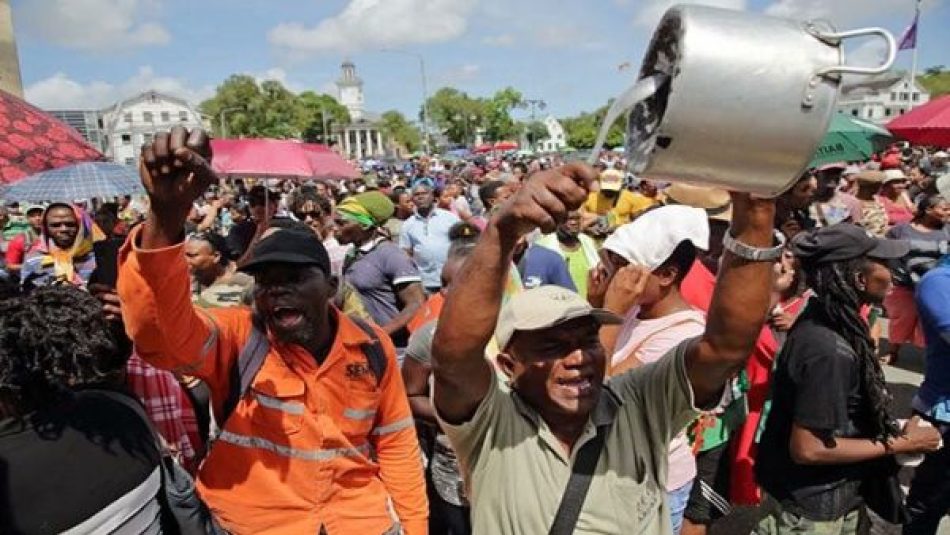 Presidente de Surinam llama a la calma tras protestas sociales