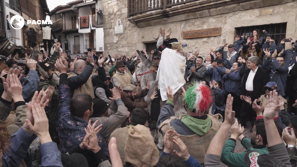 El pueblo grita y el “burro de Pero Palo” rebuzna de miedo: PACMA documenta el controvertido carnaval cacereño