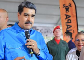 Maduro ve factible dirigir recursos robados a programas sociales