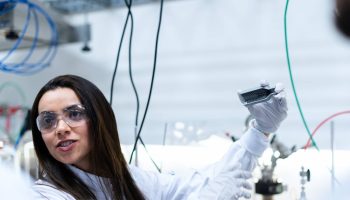 Casi un 80 % de los españoles cree que el Gobierno debe invertir más en ciencia