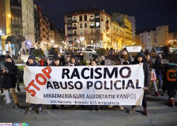 Abren expediente y amenazan con multa por “faltas de respeto a la policía» en el lema de una concentración en el Barrio San Francisco, Bilbao