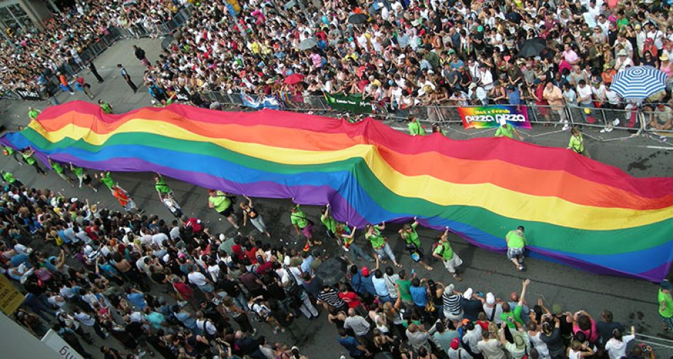 Compromís plantea que la Generalitat pueda personarse como acusación en los casos de LGTBIFobia