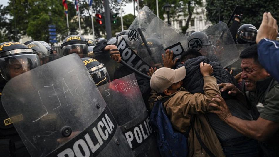 Denuncian carga racista en represión a protesta en Perú