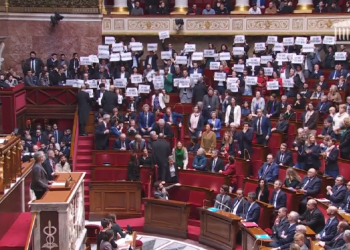 Los parlamentarios de La Francia Insumisa  responden al decretazo de Macron que reforma las pensiones cantando la Marsellesa