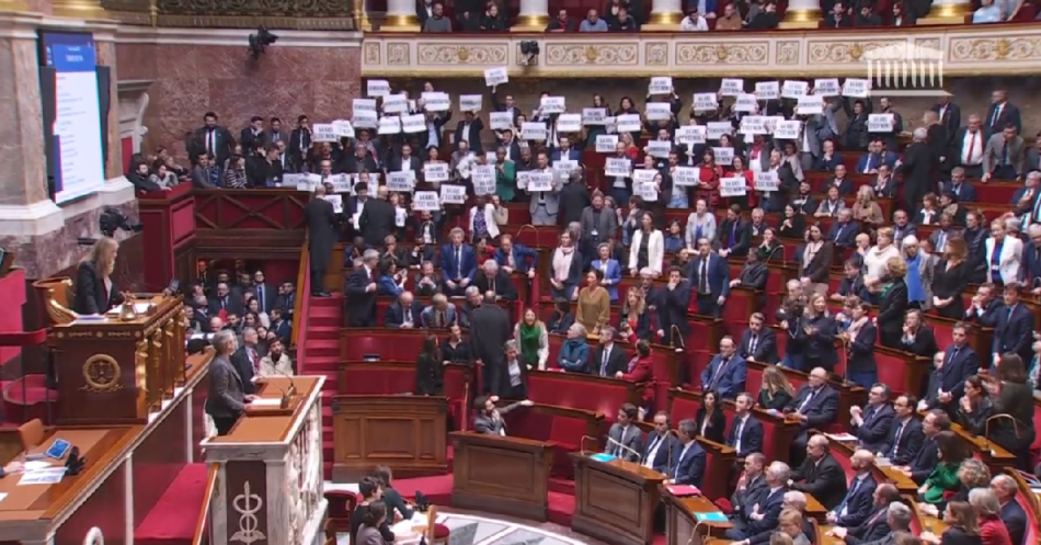Los parlamentarios de La Francia Insumisa  responden al decretazo de Macron que reforma las pensiones cantando la Marsellesa