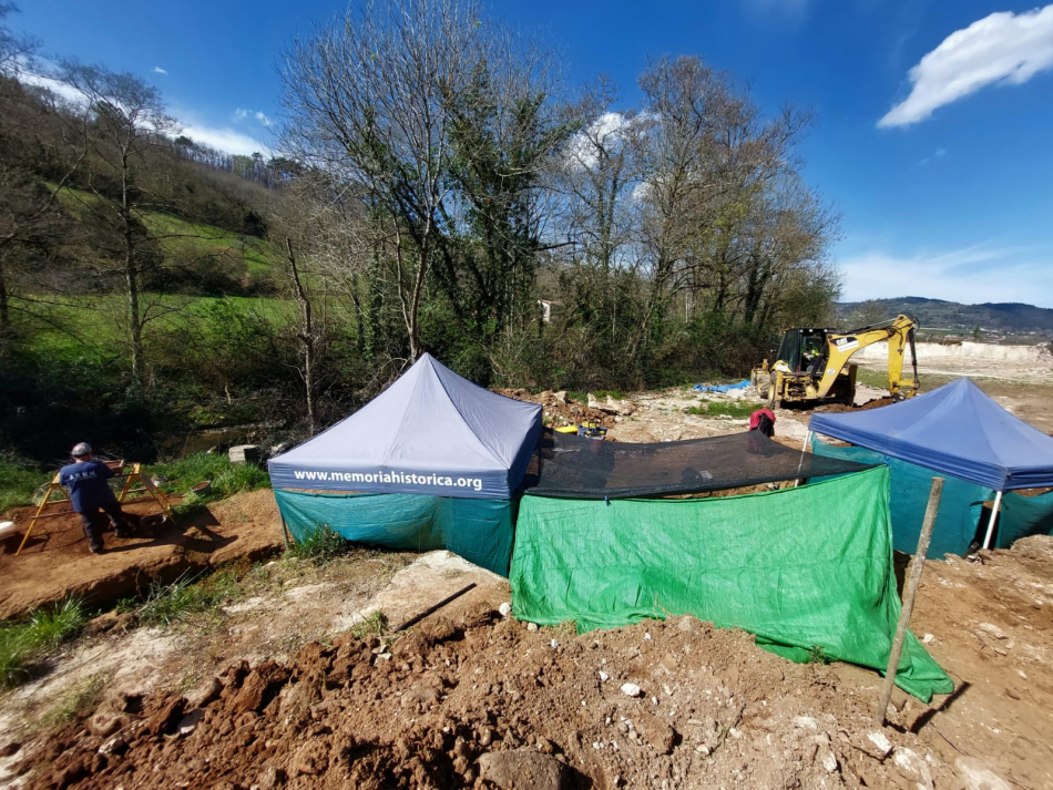 Roban material y herramientas de la exhumación de la fosa del Rellán, Grau, Asturias