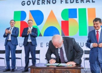 Presidente de Brasil lanza programa Bolsa Familia para combatir pobreza extrema