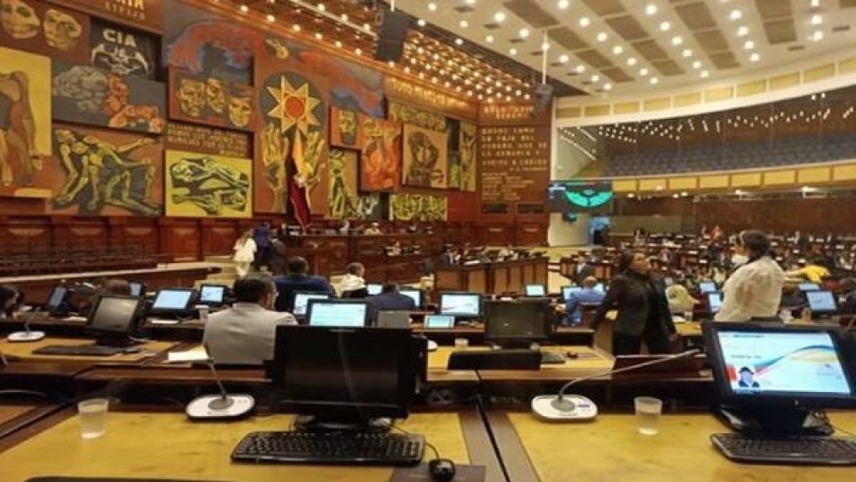 Parlamento ecuatoriano levanta información sobre corrupción