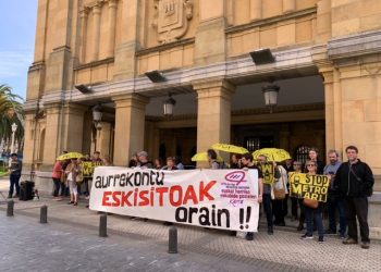 Concentración realizada hoy en Donostia en denuncia de la aprobación de los presupuestos municipales