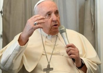 Hospitalizan al papa Francisco por una infección respiratoria