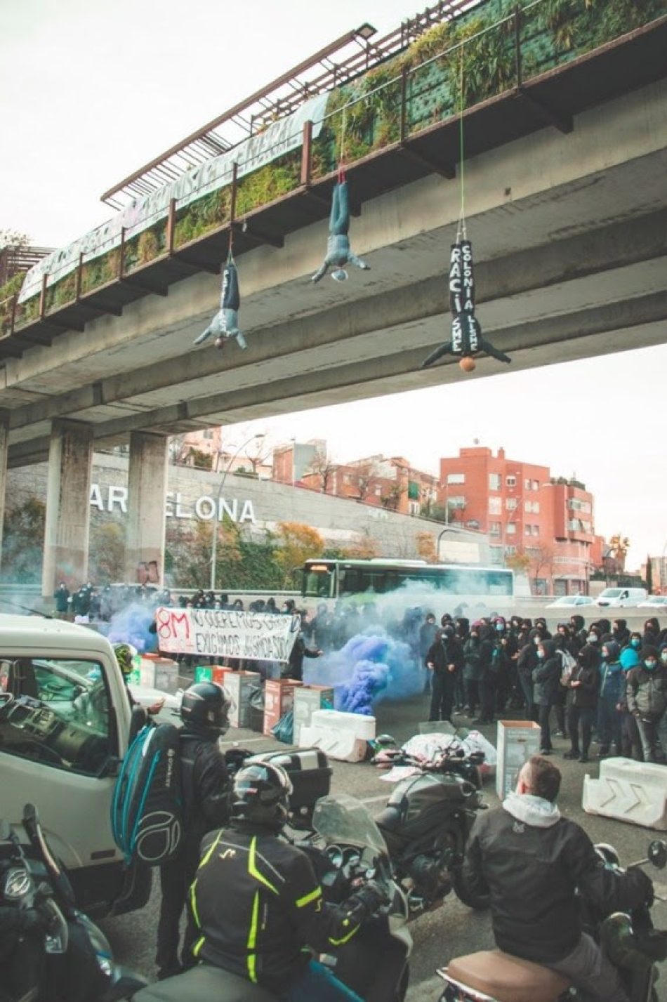 Diferents accions a primera hora del matí han marcat el tret de sortida a la vaga general de treball, consum i cures del 8-M