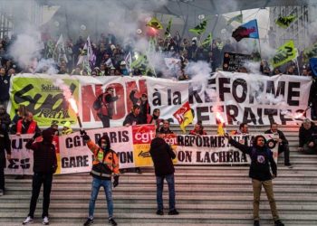 Manifestantes ocupan bolsa de París en protesta antigubernamental