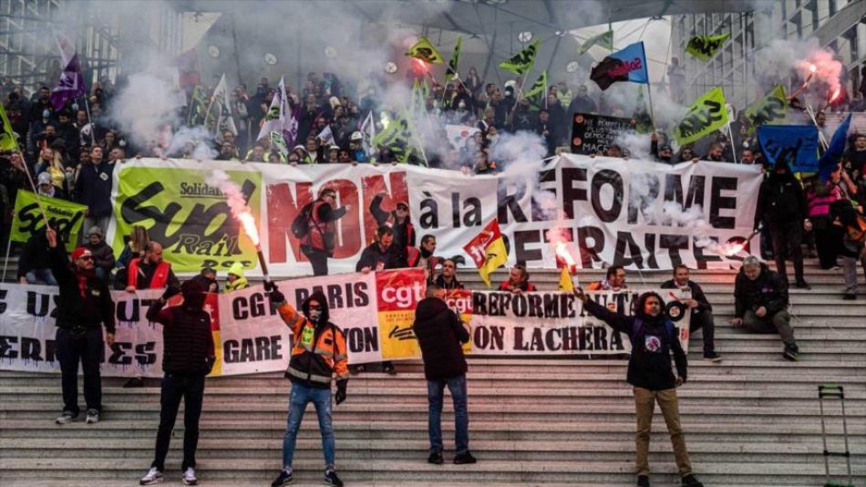 Manifestantes ocupan bolsa de París en protesta antigubernamental