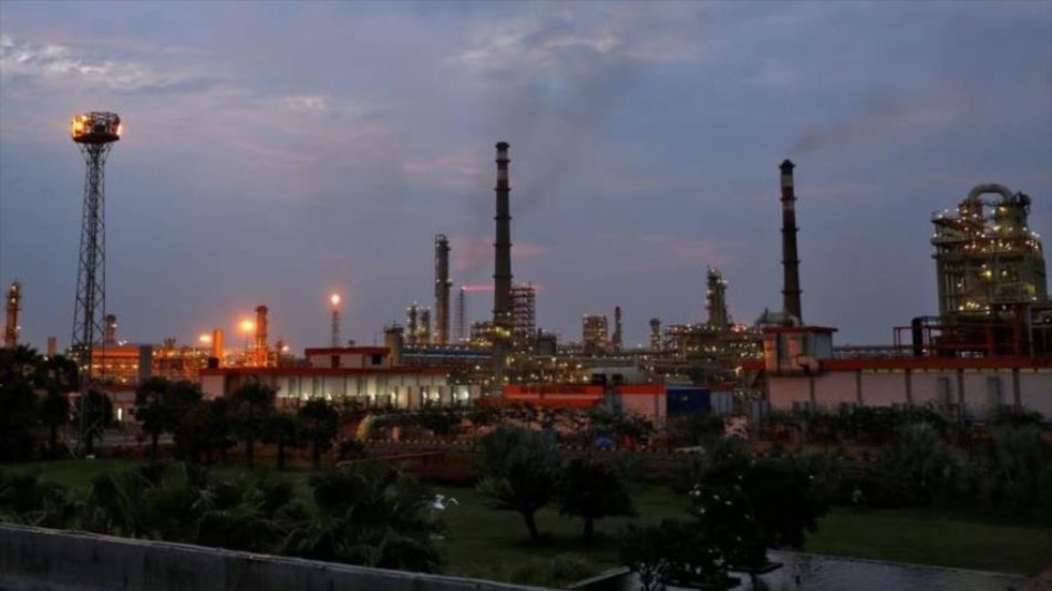 Acción de protesta en una refinería de CEPSA: activistas piden el abandono del aceite de palma para biocombustibles