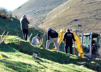 Aparecen los primeros restos humanos en la fosa de Busdongo (León)
