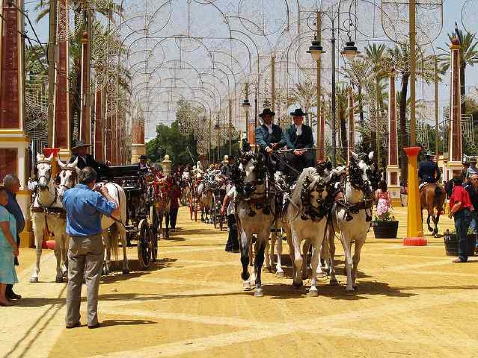 Adelante Andalucía propone suspender los paseos de caballos en la Feria de Jerez cuando haya altas temperaturas y medidas como más abrevaderos, sombras y descansos