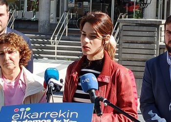 Isa Serra defiende la sanidad pública frente al «modelo de Ayuso» en Irún