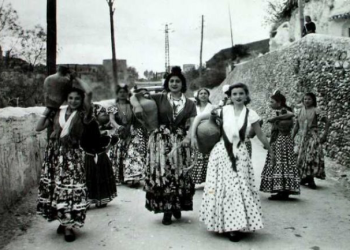 No van vestidas de flamenca, van vestidas de gitana