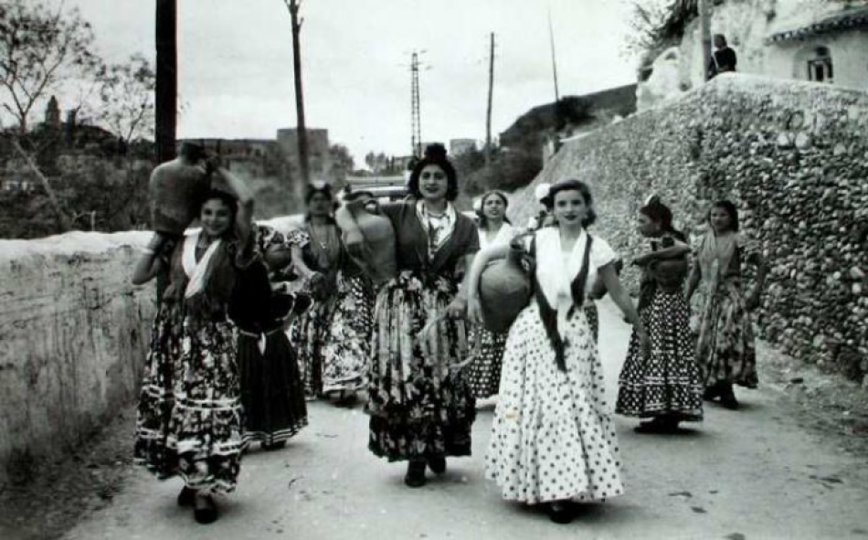 No van vestidas de flamenca, van vestidas de gitana