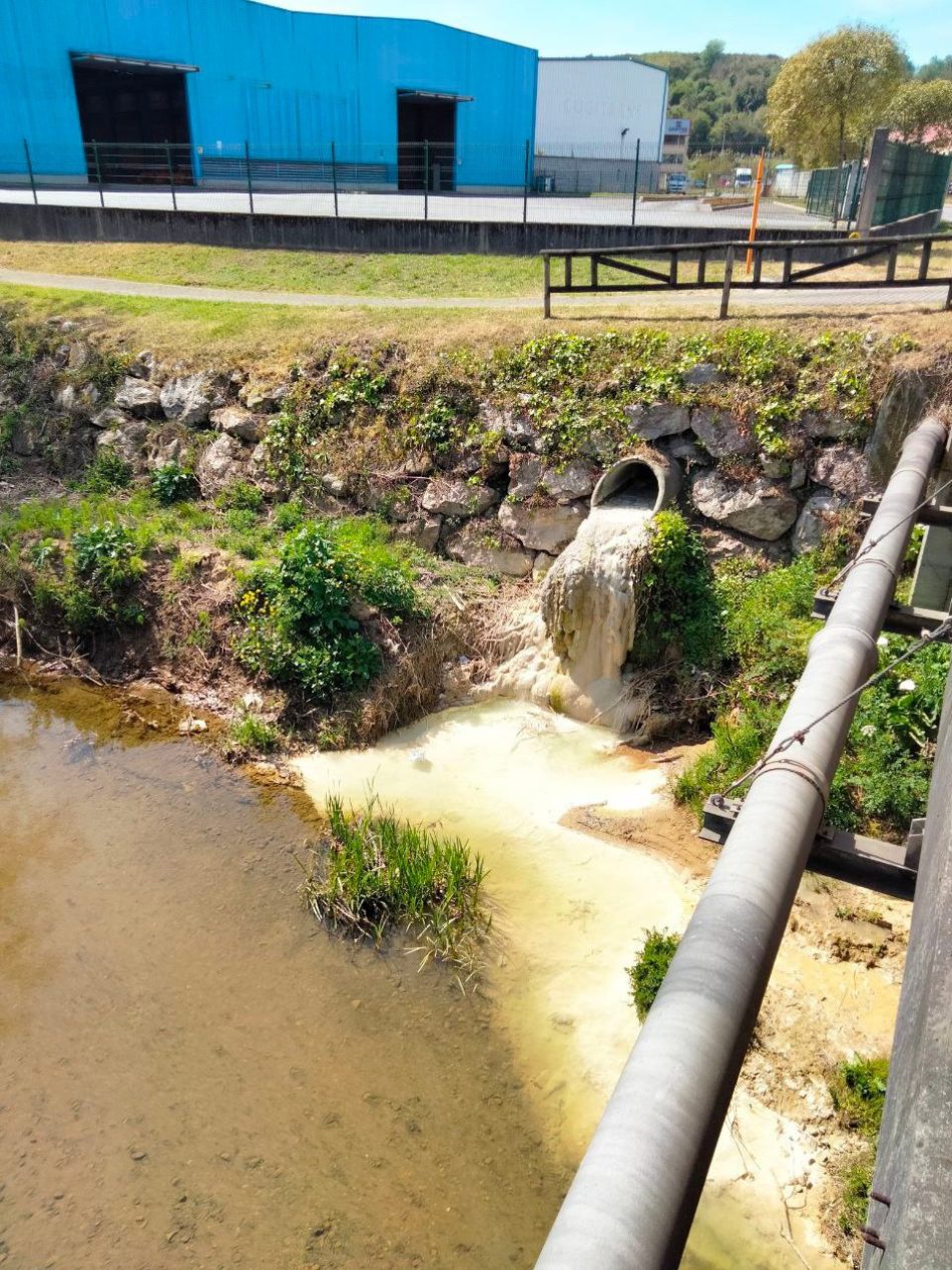 Continúan los vertidos al río Pinzales, con el consentimiento del Ayuntamiento de Gijón