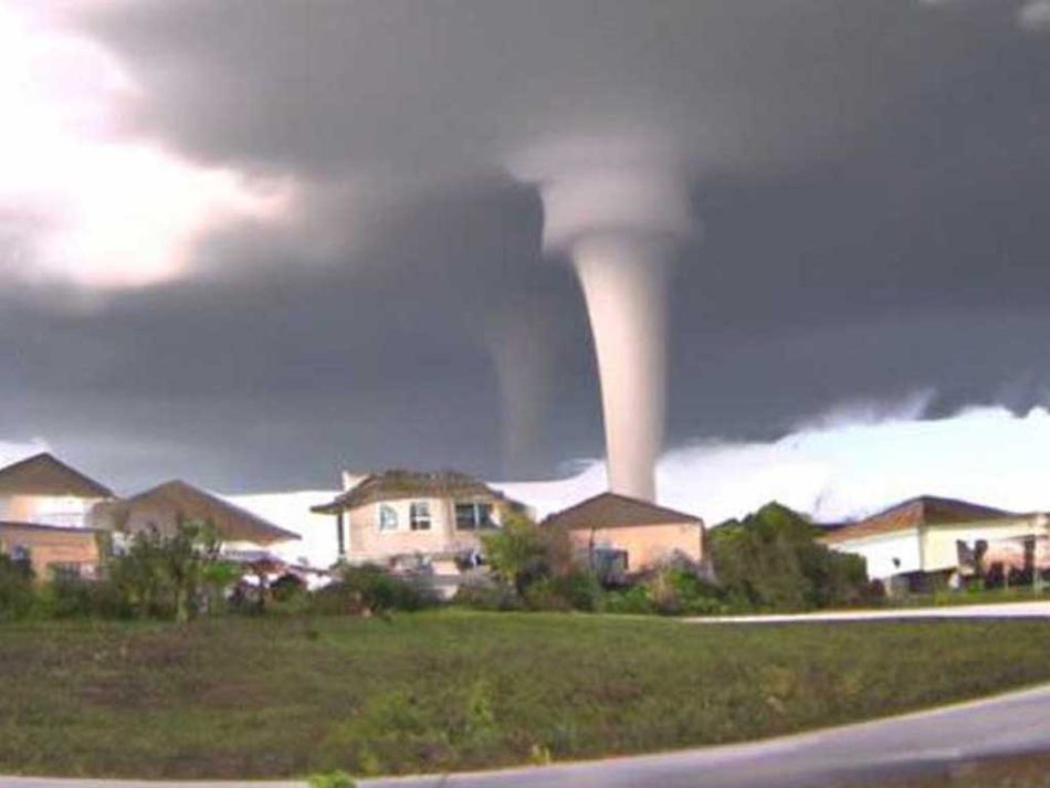 Destrozos y apagones en Florida, EEUU, tras el paso de un tornado