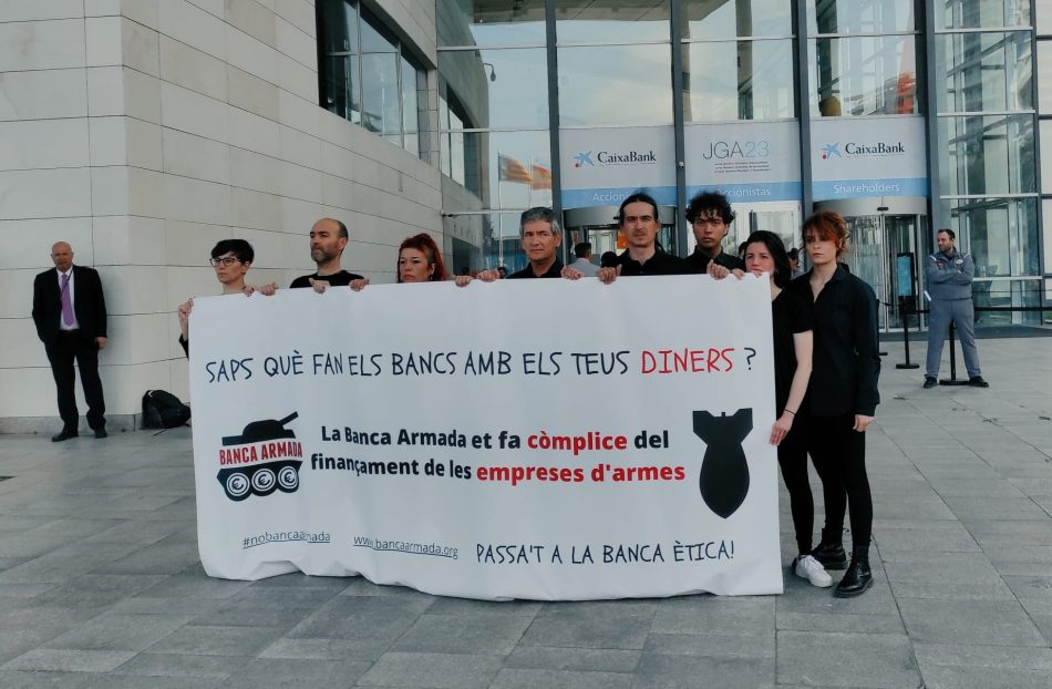 Activistas intervienen en las Juntas de Accionistas del Banco Santander y CaixaBank