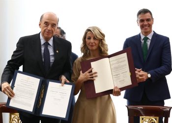 Yolanda Díaz firma el primer memorando de entendimiento en materia laboral con Colombia