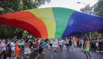 Brutal agresión a una pareja de mujeres lesbianas en presencia de sus hijos de 5 y 6 años en el Parque Warner