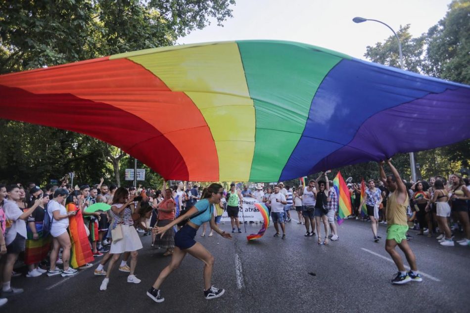 Brutal agresión a una pareja de mujeres lesbianas en presencia de sus hijos de 5 y 6 años en el Parque Warner