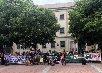 La II Manifestación Antitaurina en Castilla-La Mancha señaló a Emiliano García-Page y al alcalde de Cuenca, Darío Dolz, ambos «psoístas fanáticos de los tauricidios»