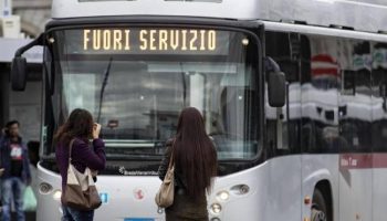 Transportistas italianos acuden a la huelga por sus derechos laborales