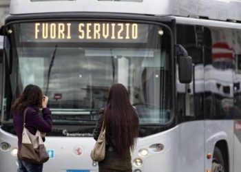 Transportistas italianos acuden a la huelga por sus derechos laborales