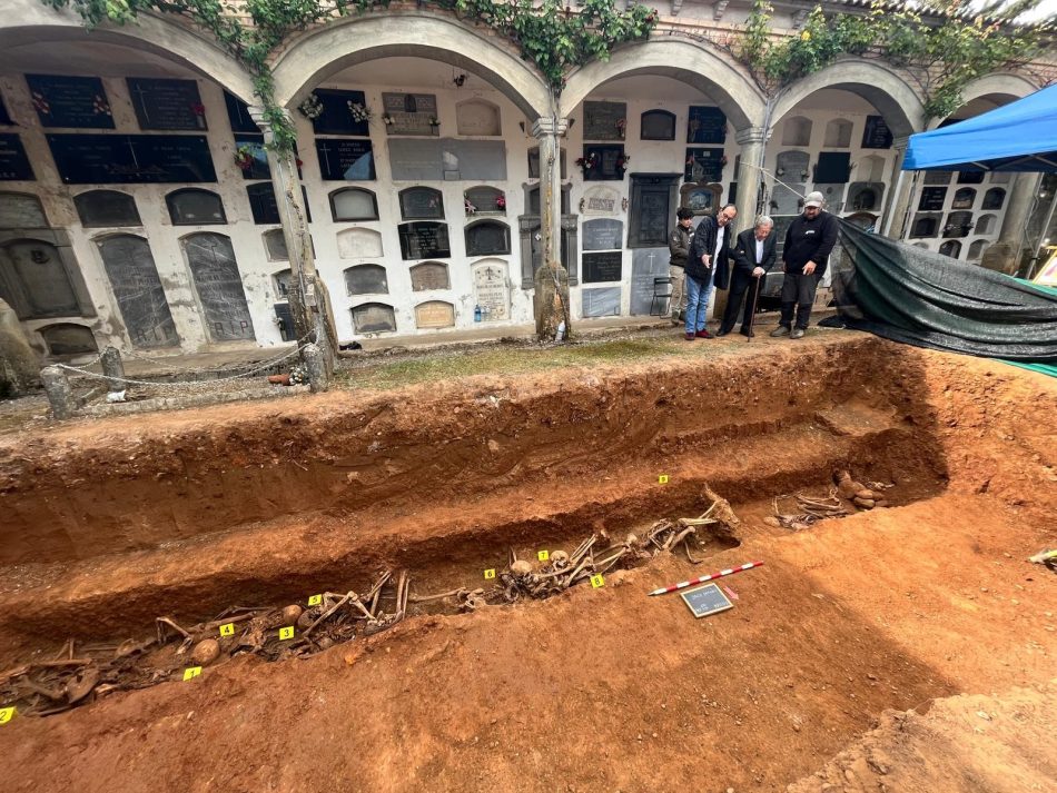 El hijo del asesinado en Jaca, Agustín Villanúa, visita la exhumación de su padre